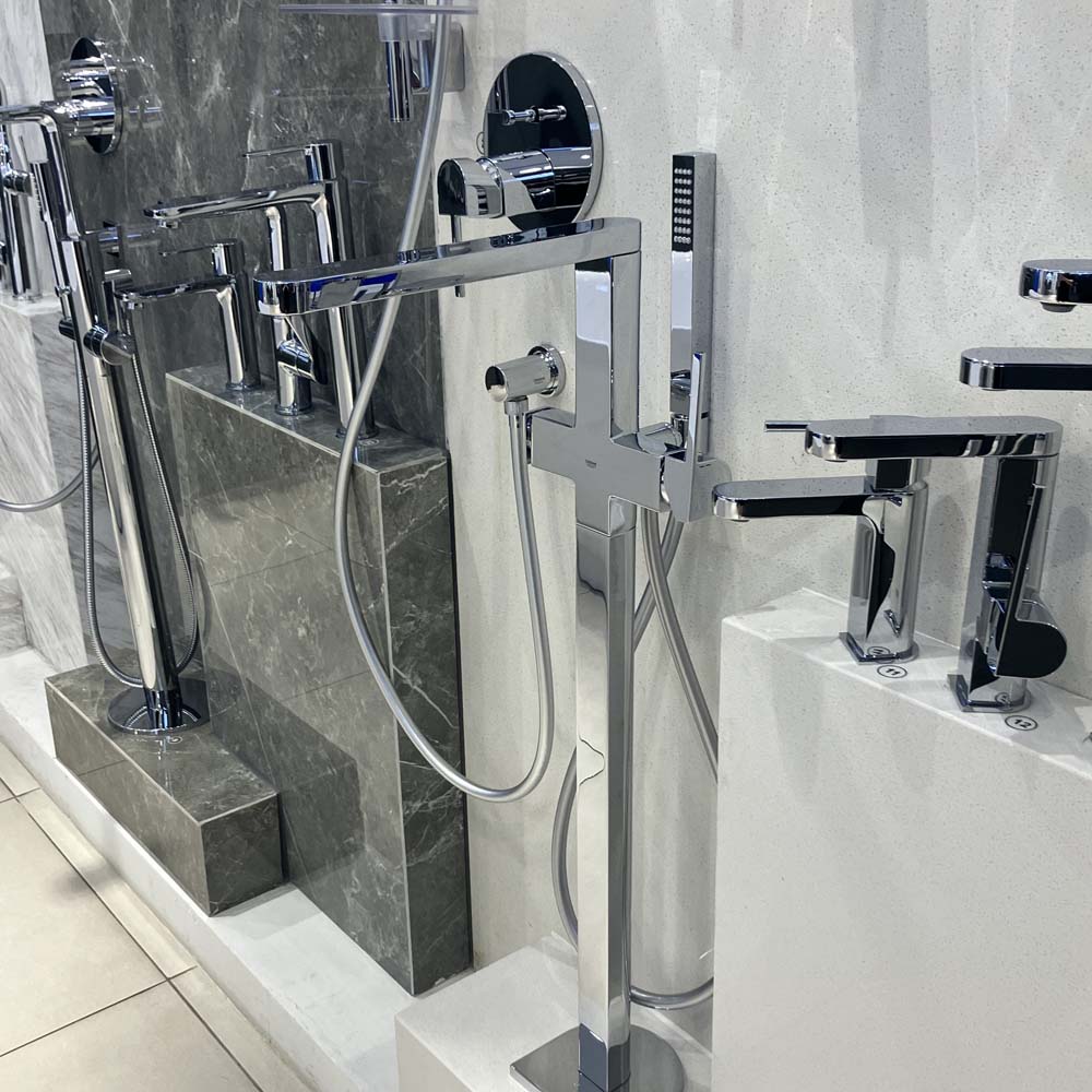 Vòi bồn tắm đặt sàn nóng lạnh Plus GROHE 23846003