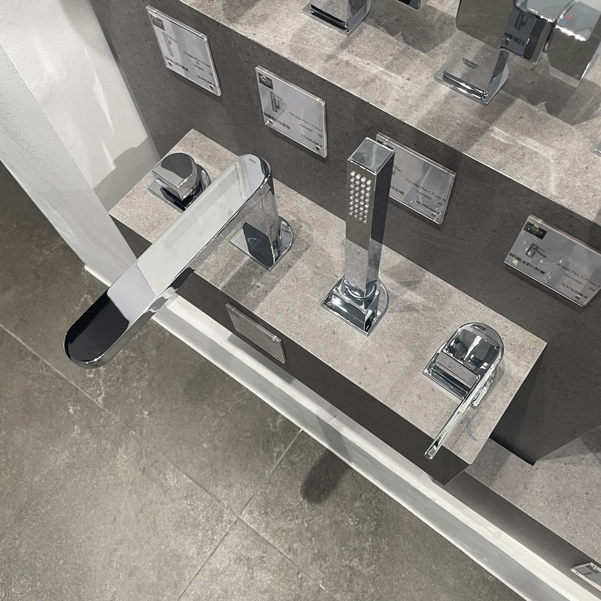 Vòi bồn tắm 4 lỗ nóng lạnh kèm tay sen Plus GROHE 29307003