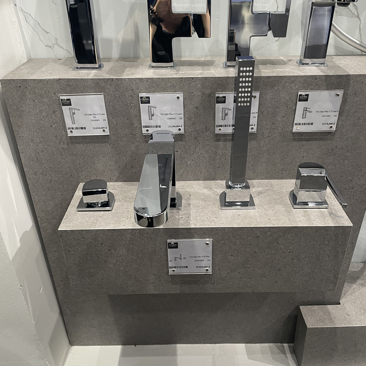 Vòi bồn tắm 4 lỗ nóng lạnh kèm tay sen Plus GROHE 29307003