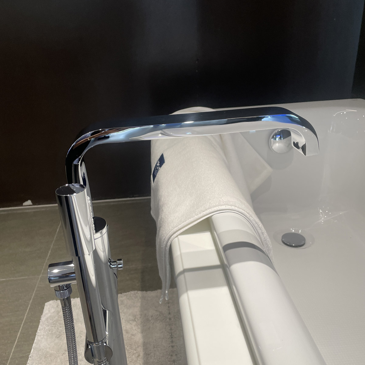 Vòi bồn tắm nóng lạnh đặt sàn Allure Grohe 32754002
