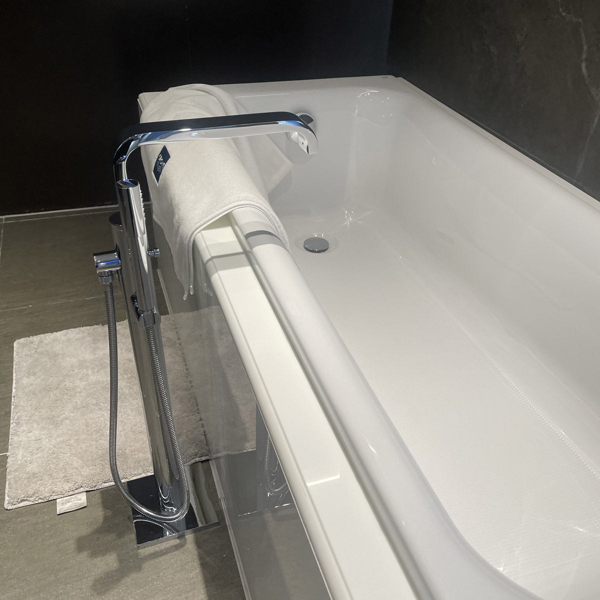 Vòi bồn tắm nóng lạnh đặt sàn Allure Grohe 32754002