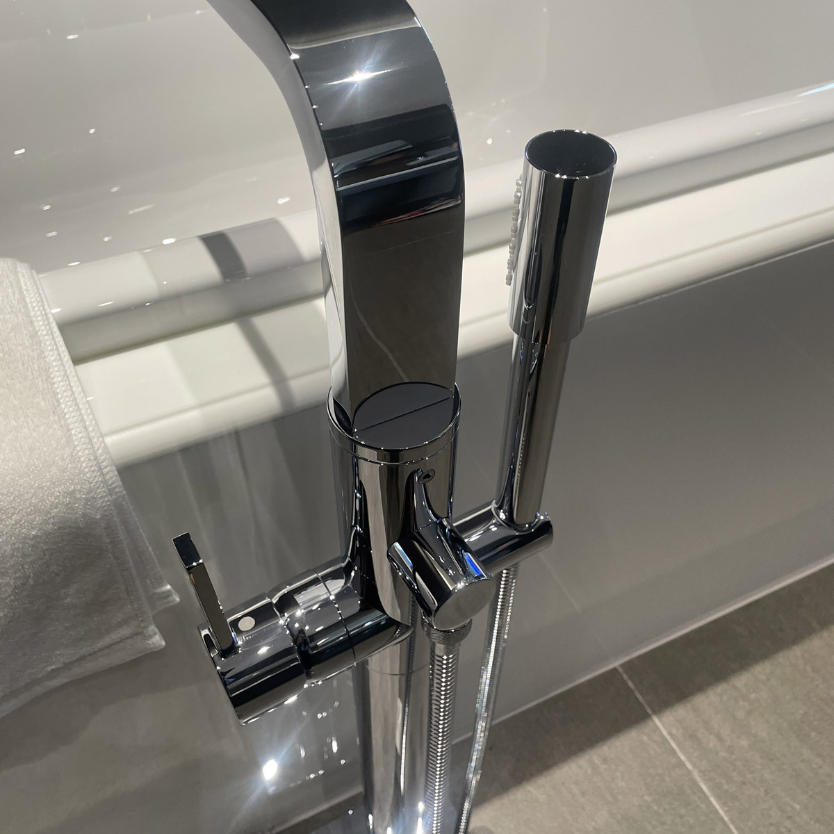 Vòi bồn tắm nóng lạnh đặt sàn Allure Grohe 32754002