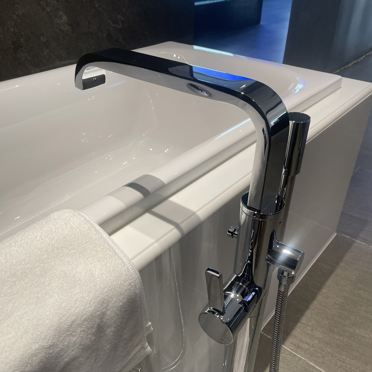 Vòi bồn tắm nóng lạnh đặt sàn Allure Grohe 32754002