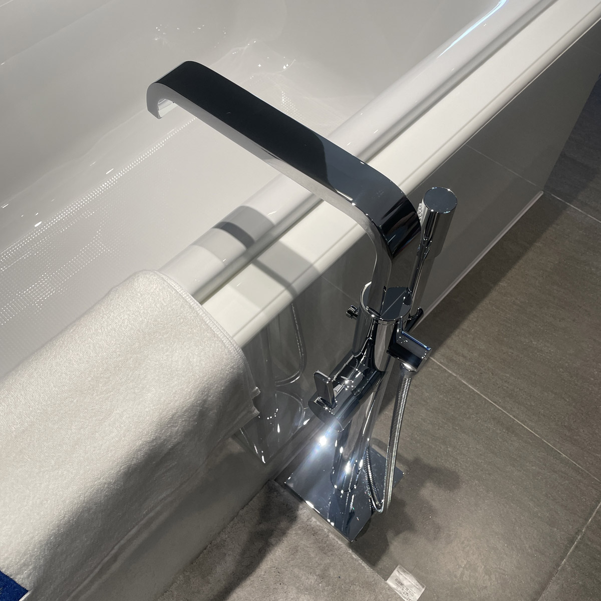 Vòi bồn tắm nóng lạnh đặt sàn Allure Grohe 32754002
