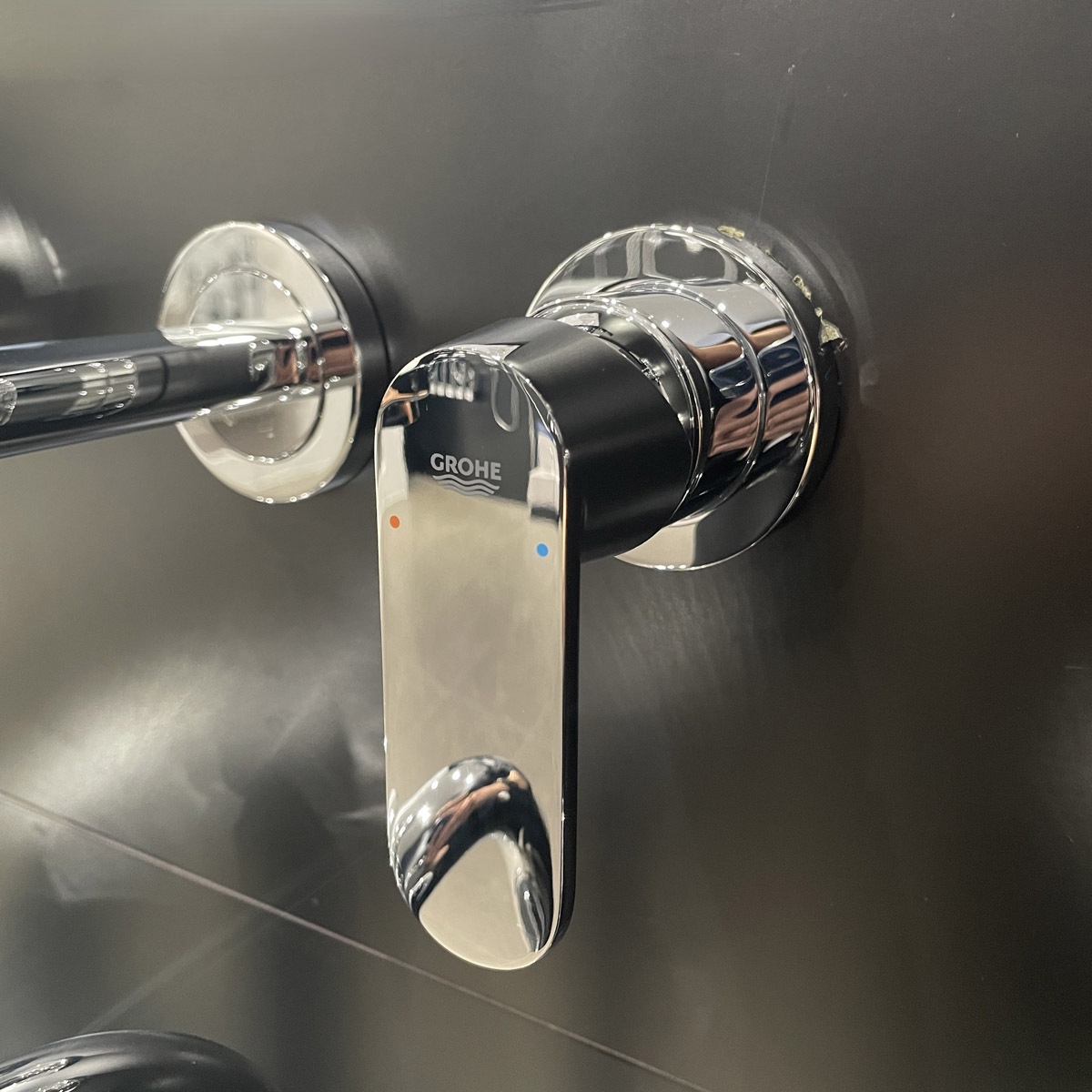 Vòi chậu nóng lạnh gắn tường 2 lỗ Eurosmart Cosmopolitan GROHE 19381000