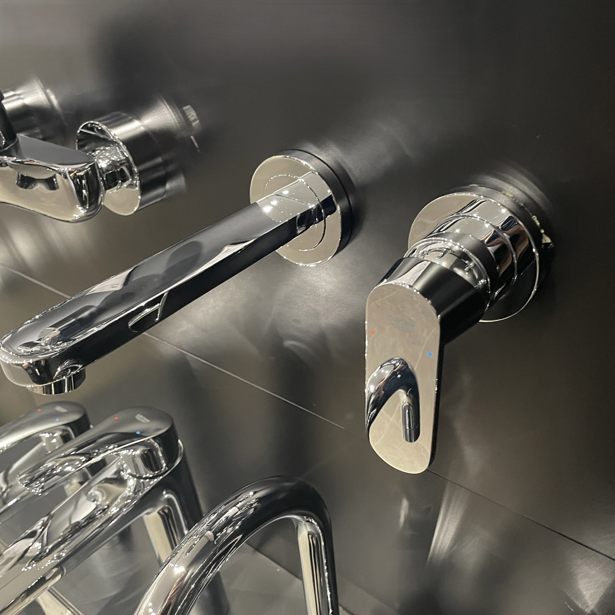 Vòi chậu nóng lạnh gắn tường 2 lỗ Eurosmart Cosmopolitan GROHE 19381000