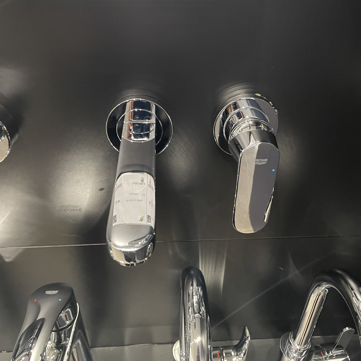 Vòi chậu nóng lạnh gắn tường 2 lỗ Eurosmart Cosmopolitan GROHE 19381000