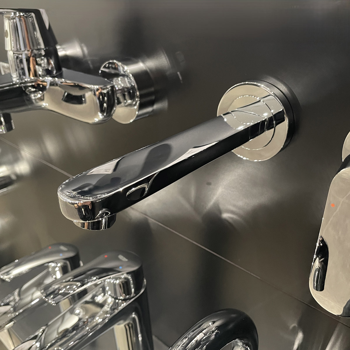 Vòi chậu nóng lạnh gắn tường 2 lỗ Eurosmart Cosmopolitan GROHE 19381000