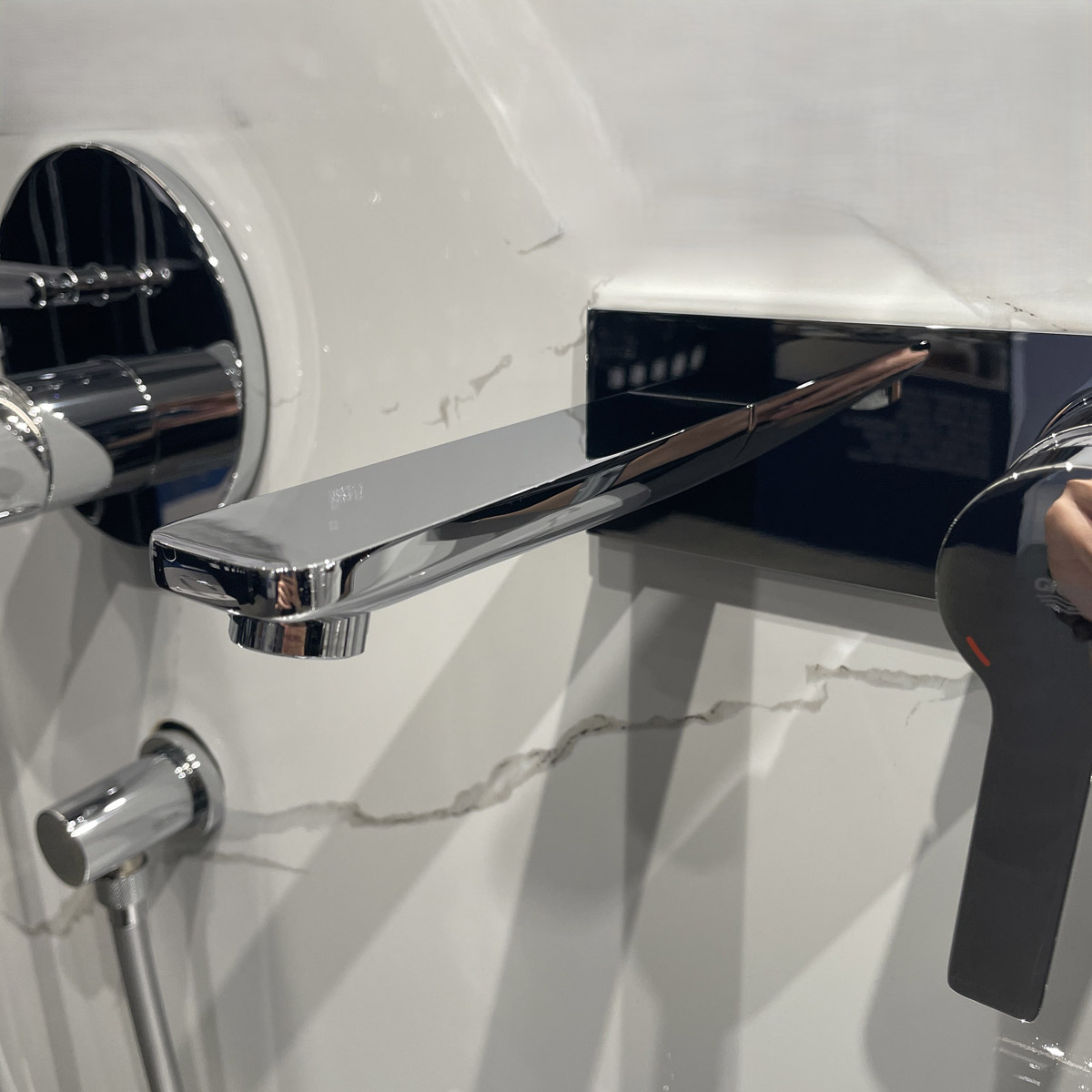 Vòi chậu gắn tường nóng lạnh 2 lỗ Lineare GROHE 19409001