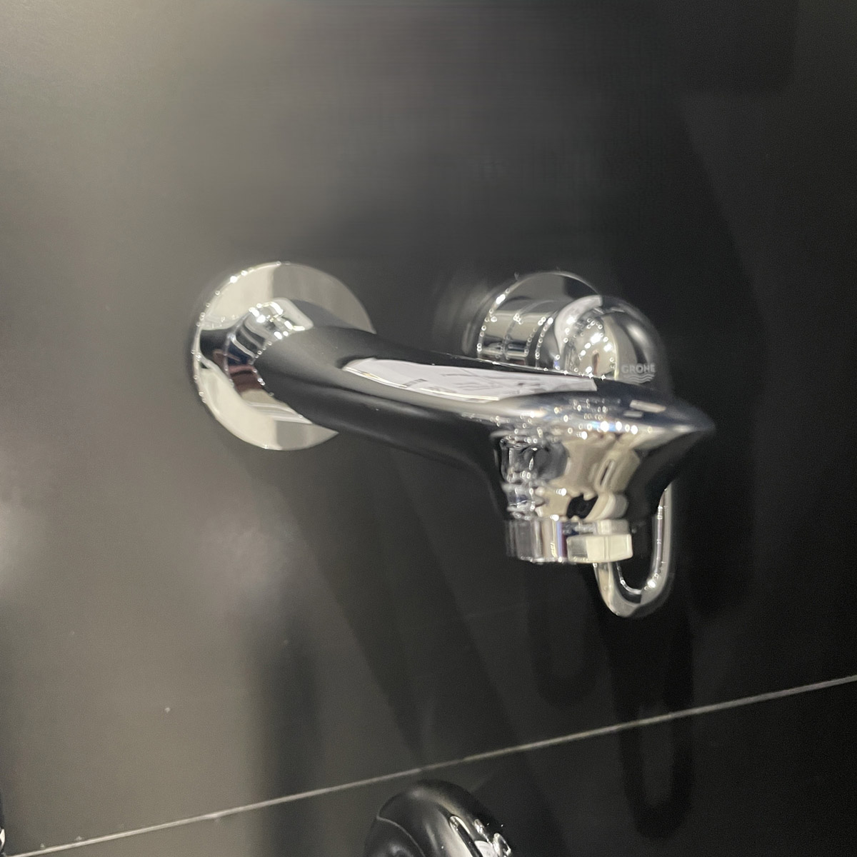 Vòi chậu gắn tường nóng lạnh 2 lỗ Eurostyle GROHE 19571003