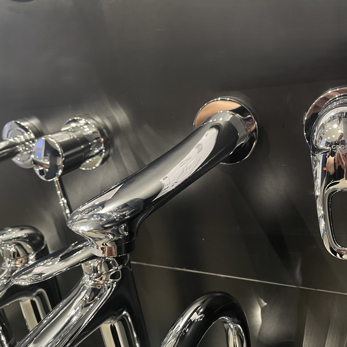 Vòi chậu gắn tường nóng lạnh 2 lỗ Eurostyle GROHE 19571003