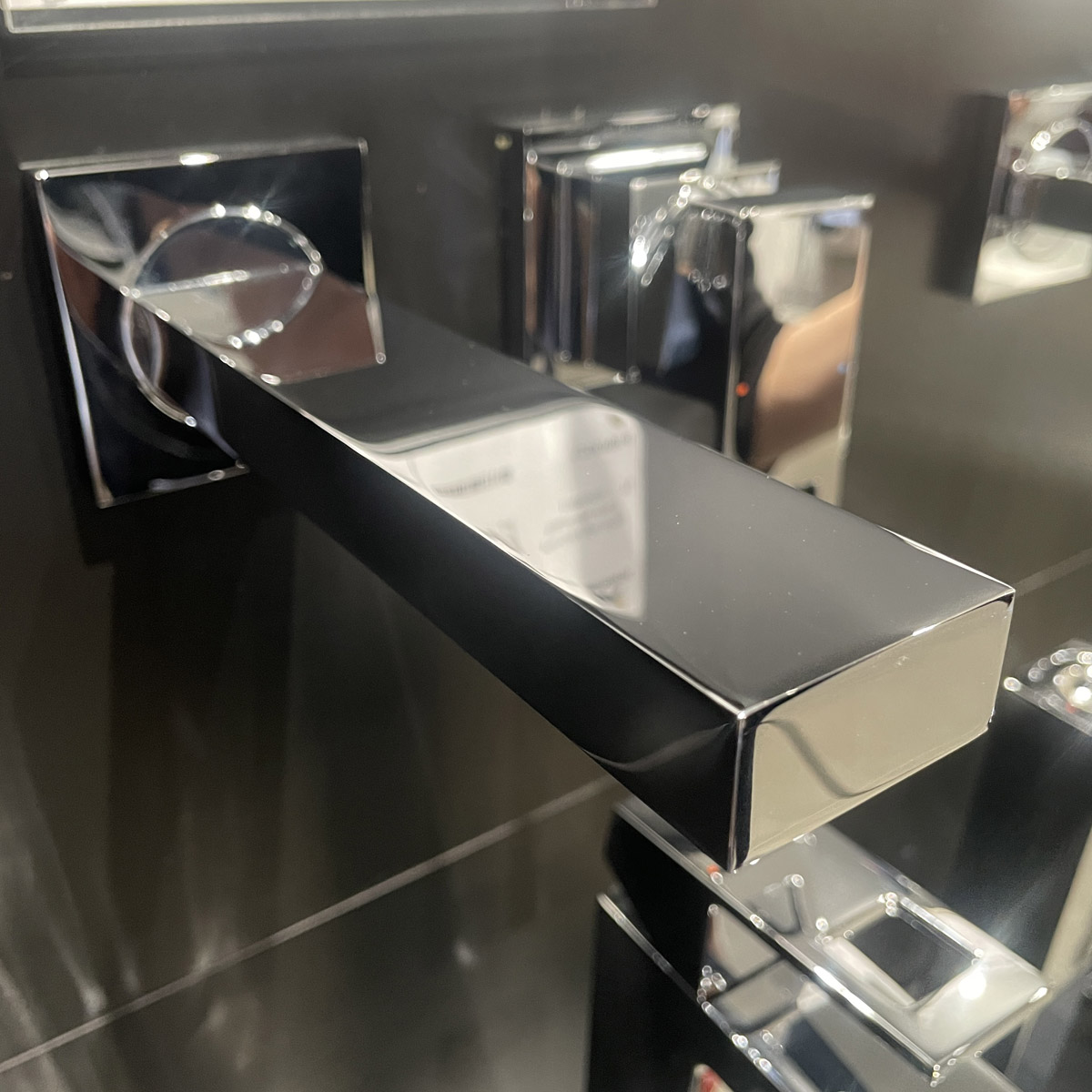 Vòi chậu nóng lạnh gắn tường 2 lỗ Eurocube GROHE 19895000