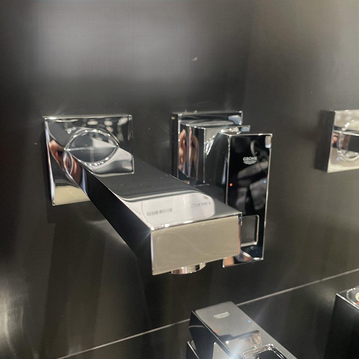 Vòi chậu nóng lạnh gắn tường 2 lỗ Eurocube GROHE 19895000