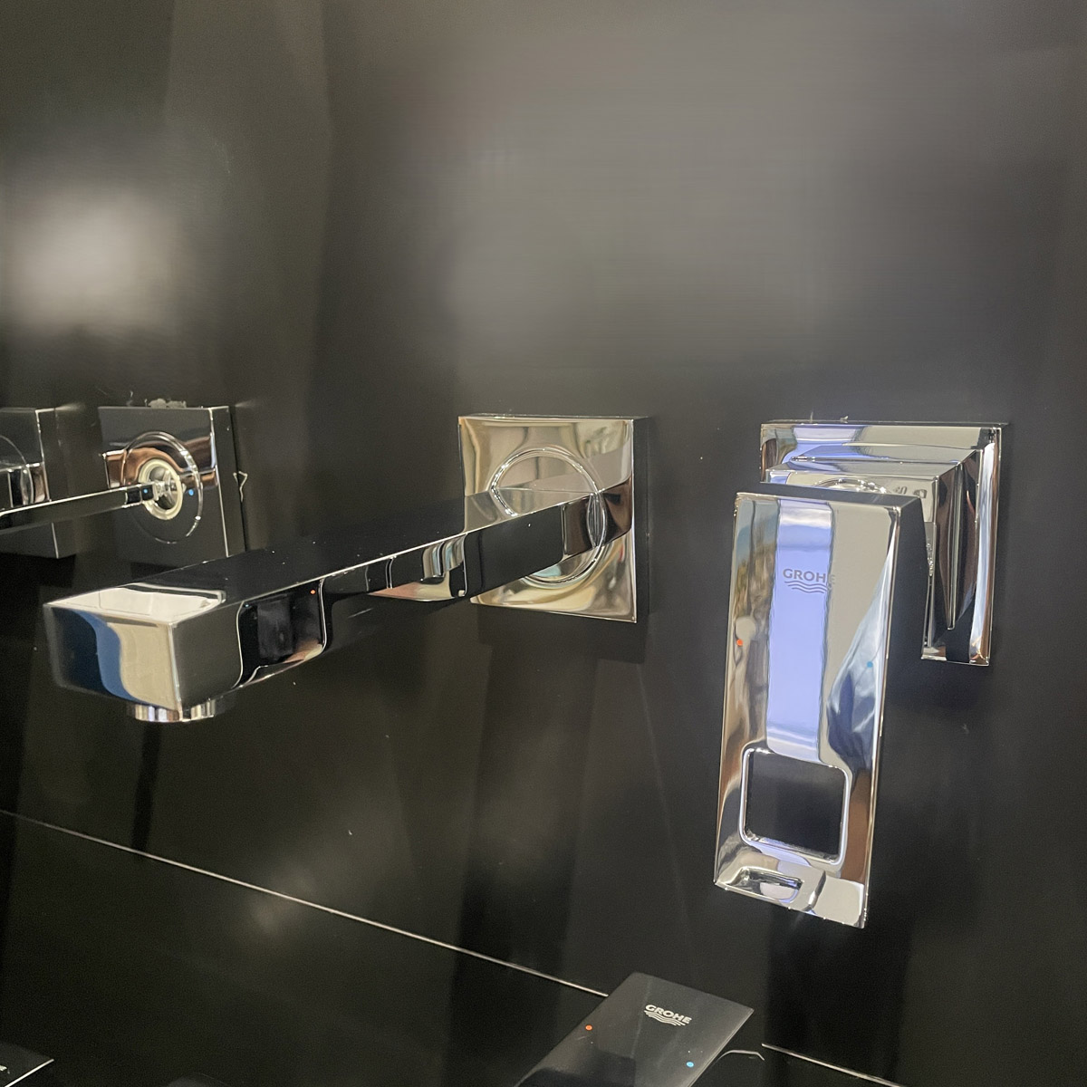 Vòi chậu nóng lạnh gắn tường 2 lỗ Eurocube GROHE 19895000