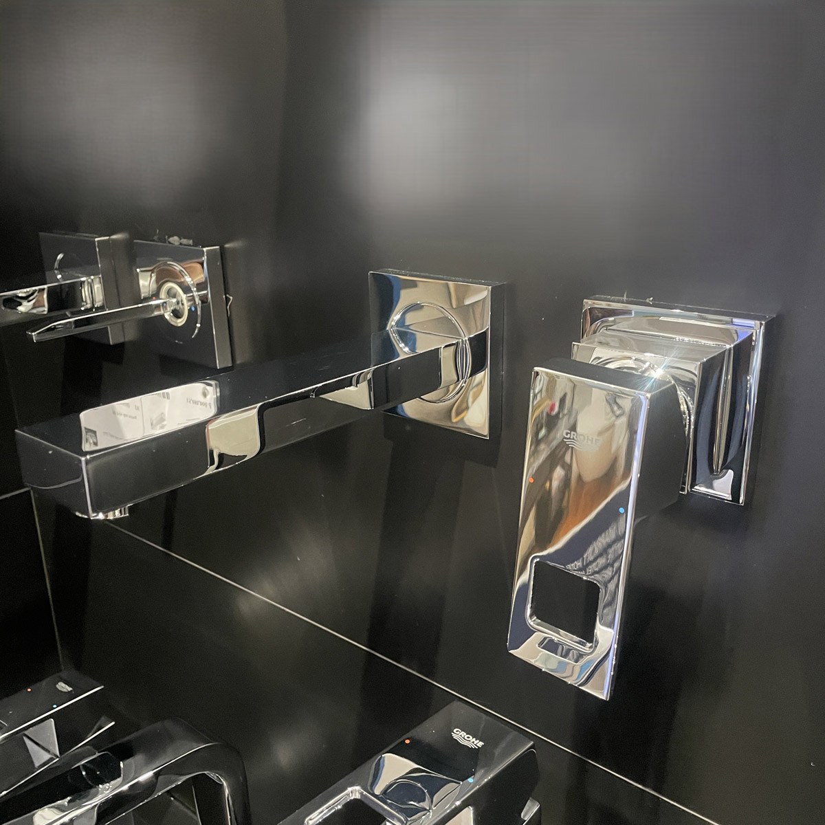 Vòi chậu nóng lạnh gắn tường 2 lỗ Eurocube GROHE 19895000