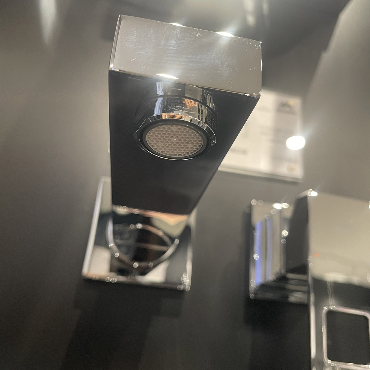 Vòi chậu nóng lạnh gắn tường 2 lỗ Eurocube GROHE 19895000