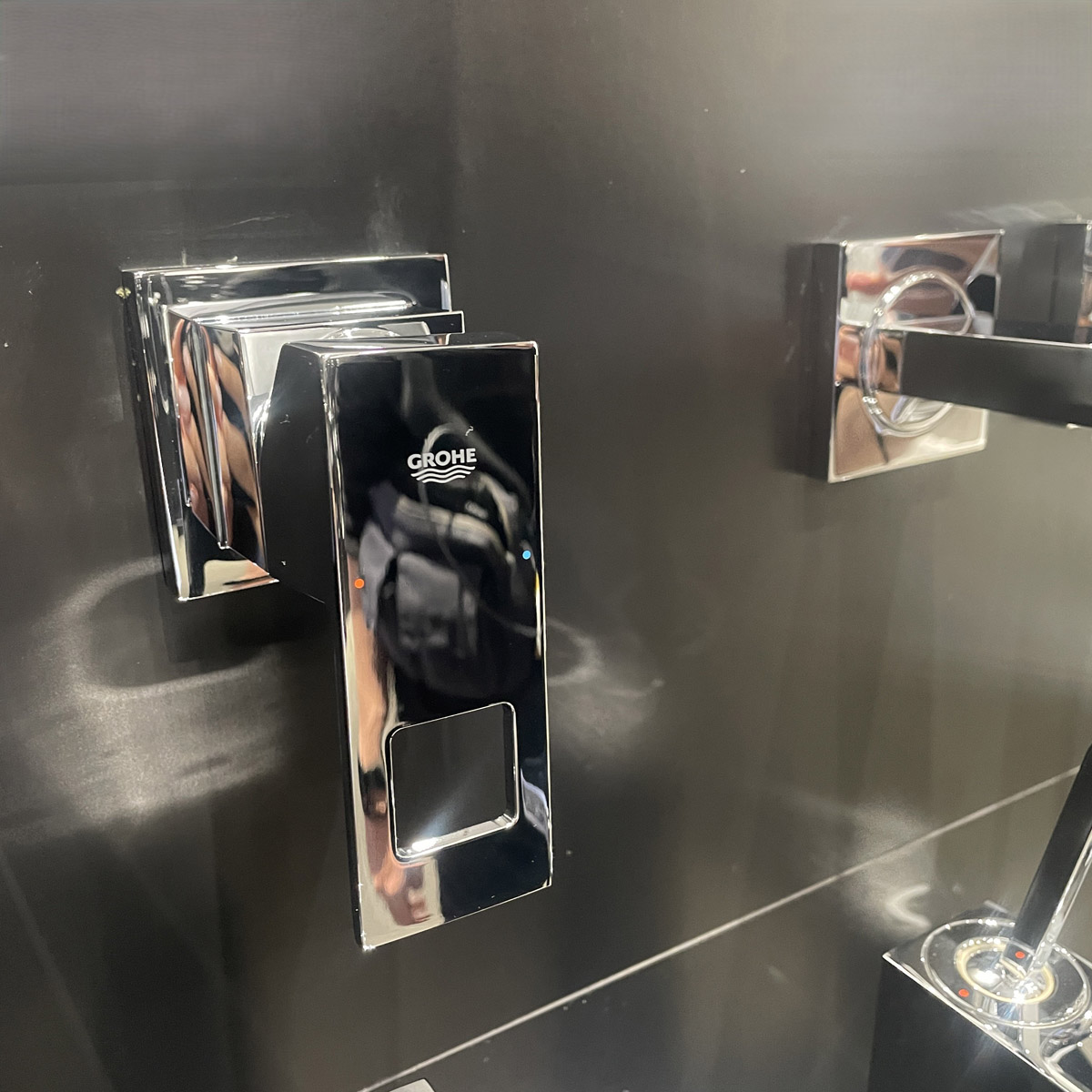 Vòi chậu nóng lạnh gắn tường 2 lỗ Eurocube GROHE 19895000