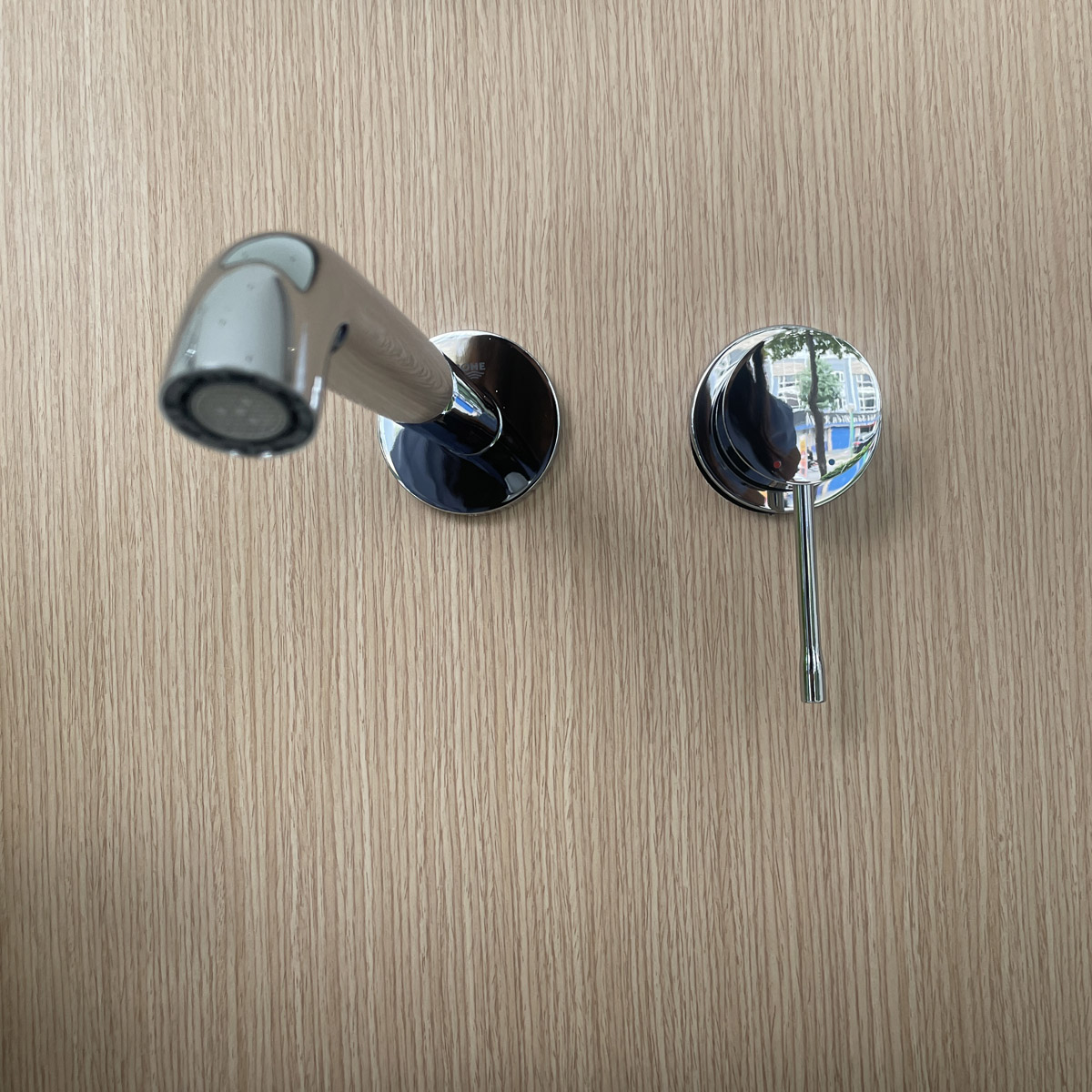 Vòi lavabo gắn tường nóng lạnh 2 lỗ Essence New Grohe 19967001