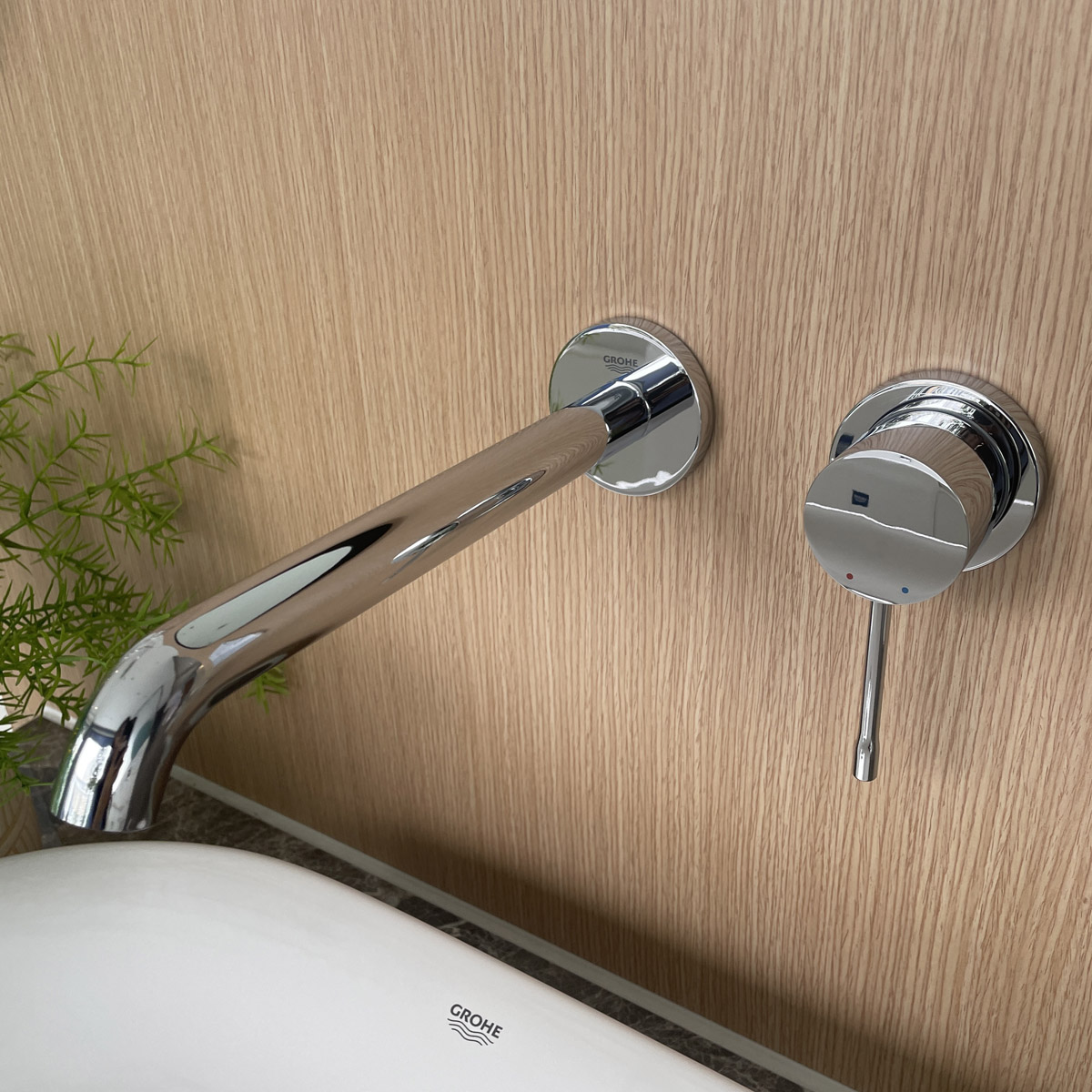 Vòi lavabo gắn tường nóng lạnh 2 lỗ Essence New Grohe 19967001