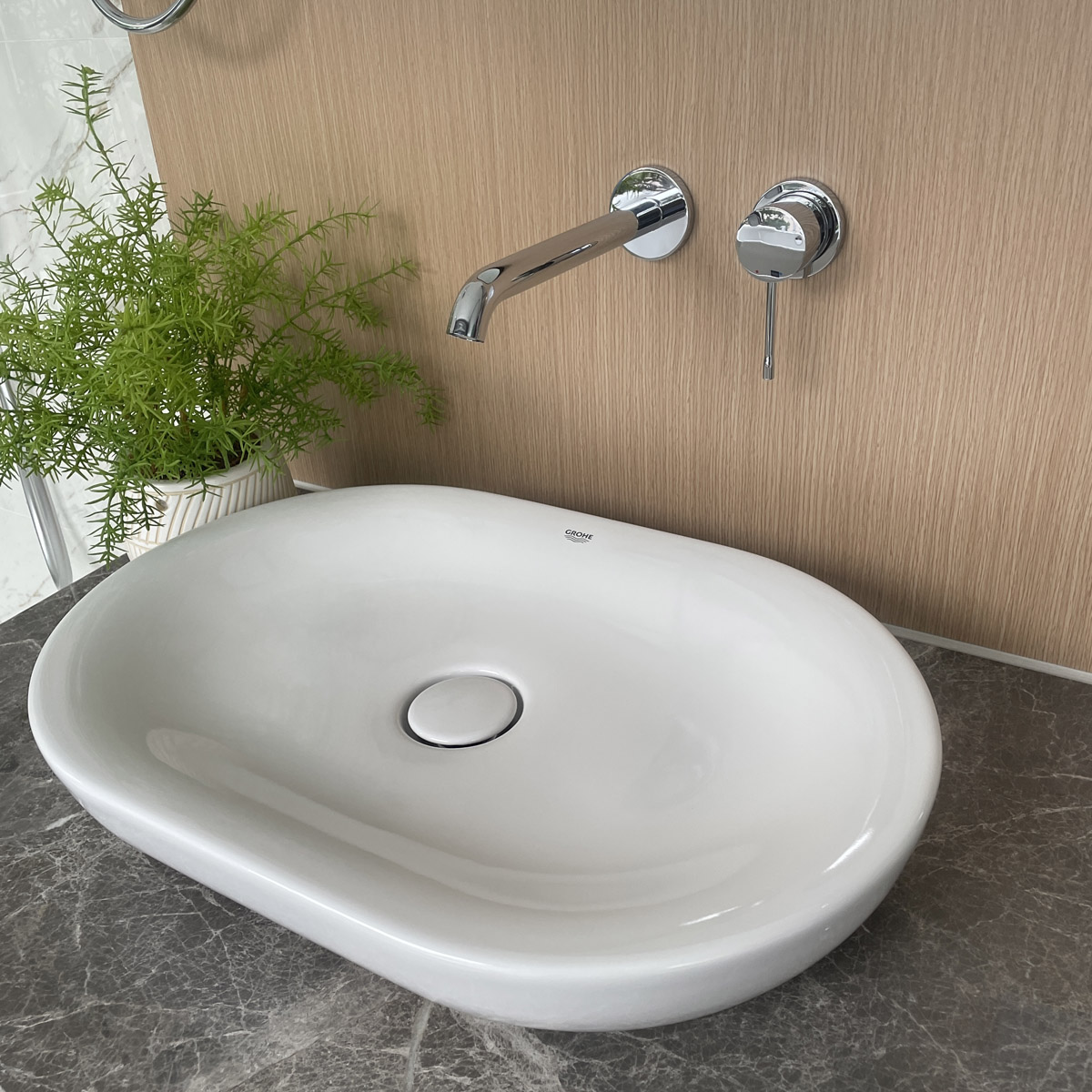 Vòi lavabo gắn tường nóng lạnh 2 lỗ Essence New Grohe 19967001