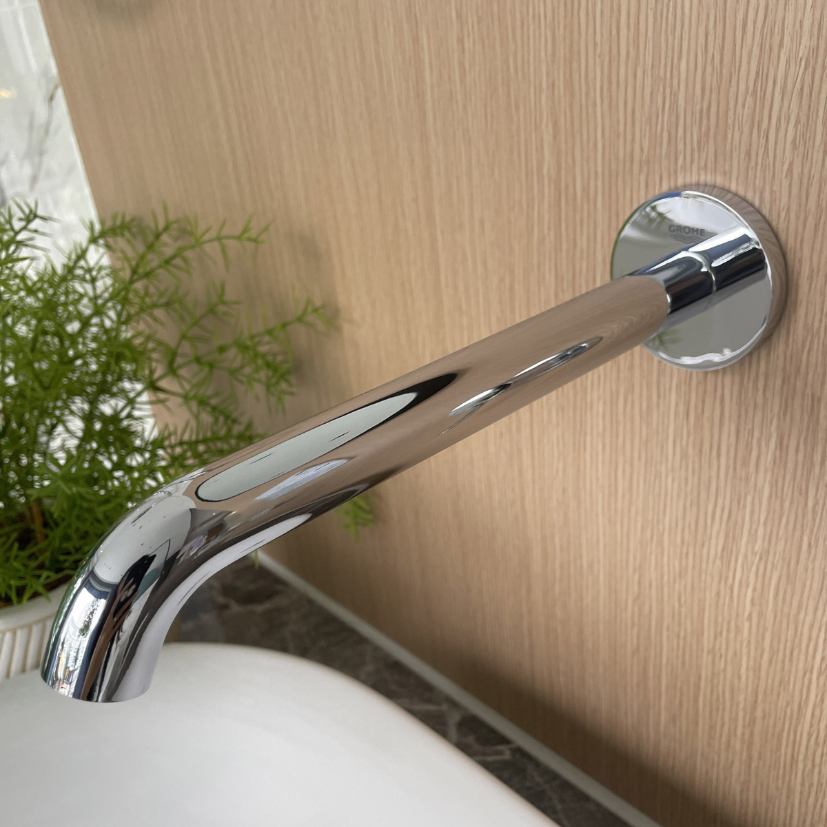 Vòi lavabo gắn tường nóng lạnh 2 lỗ Essence New Grohe 19967001