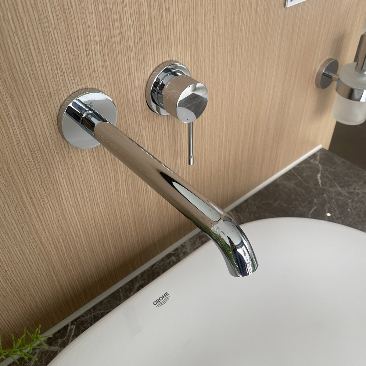 Vòi lavabo gắn tường nóng lạnh 2 lỗ Essence New Grohe 19967001