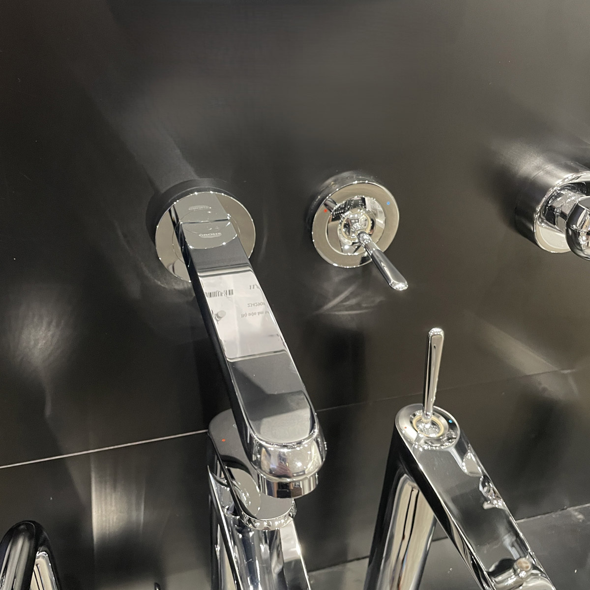 Vòi chậu gắn tường nóng lạnh 2 lỗ Eurodisc Joy GROHE 19969000