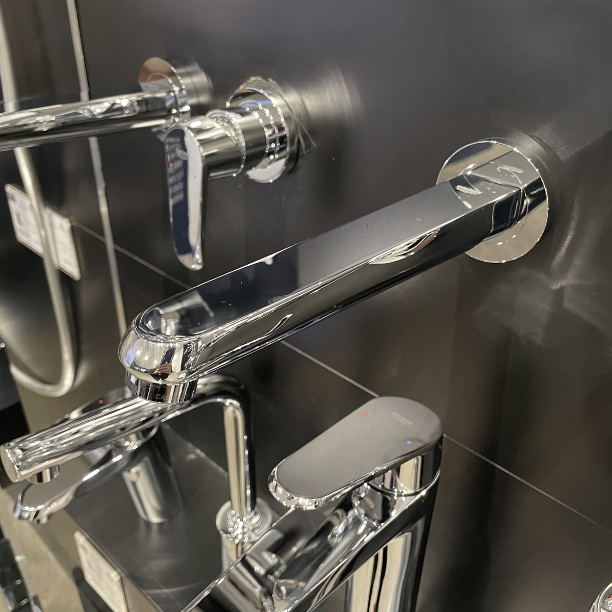 Vòi chậu gắn tường nóng lạnh 2 lỗ Eurodisc Joy GROHE 19969000