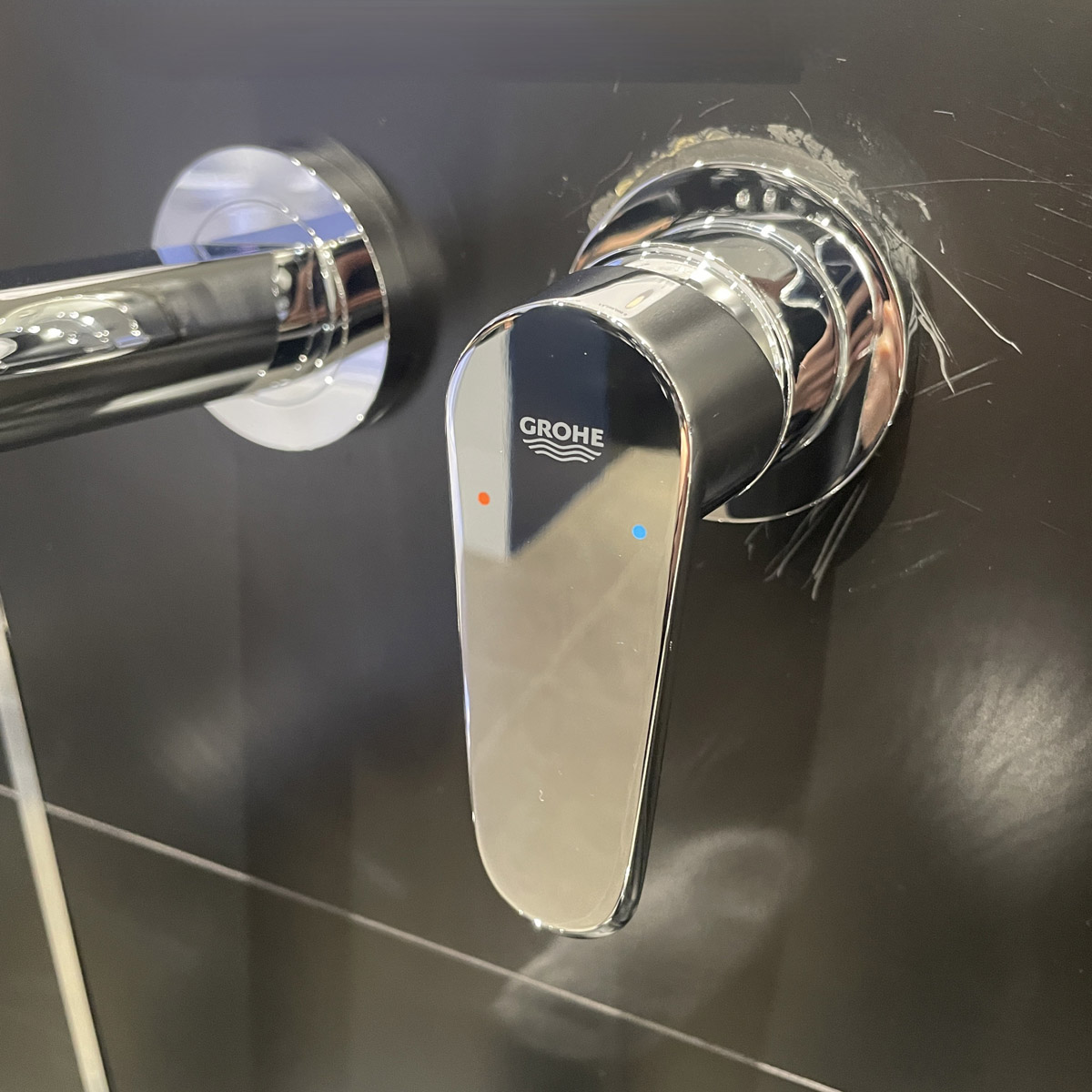 Vòi chậu gắn tường nóng lạnh 2 lỗ Eurodisc Cosmopolitan L-size GROHE 19974002