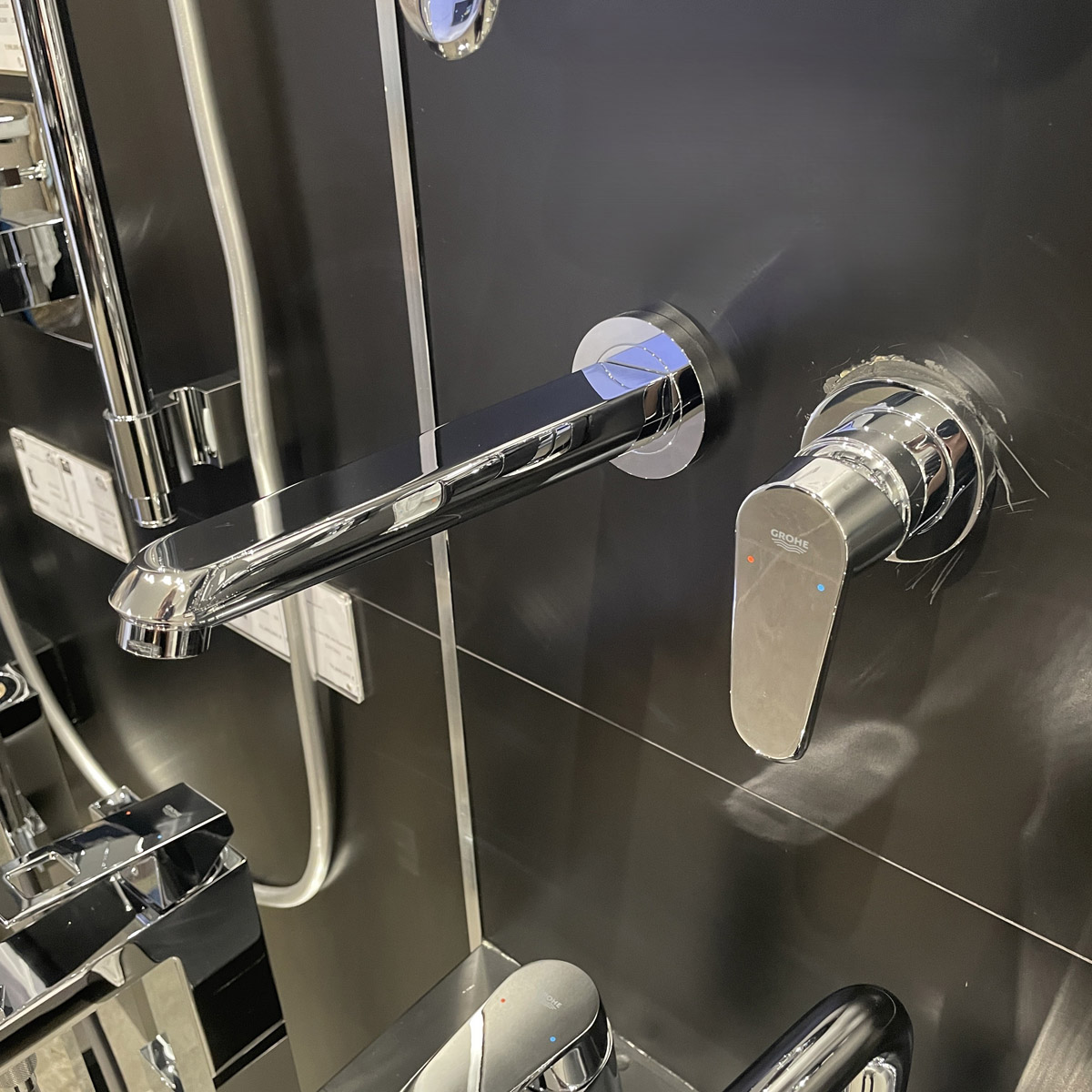 Vòi chậu gắn tường nóng lạnh 2 lỗ Eurodisc Cosmopolitan L-size GROHE 19974002