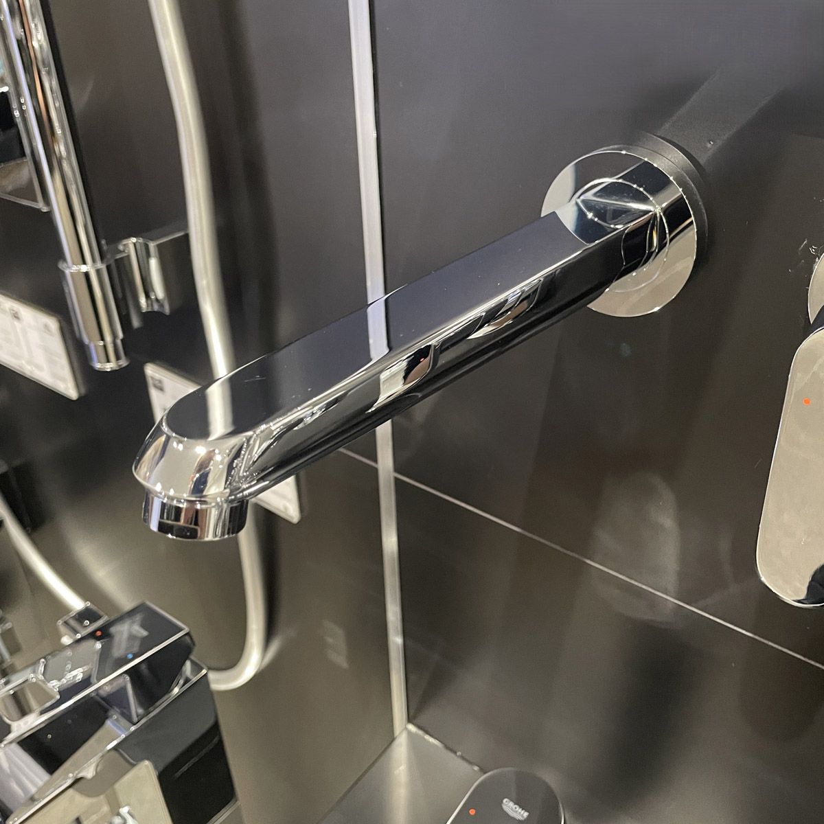 Vòi chậu gắn tường nóng lạnh 2 lỗ Eurodisc Cosmopolitan L-size GROHE 19974002