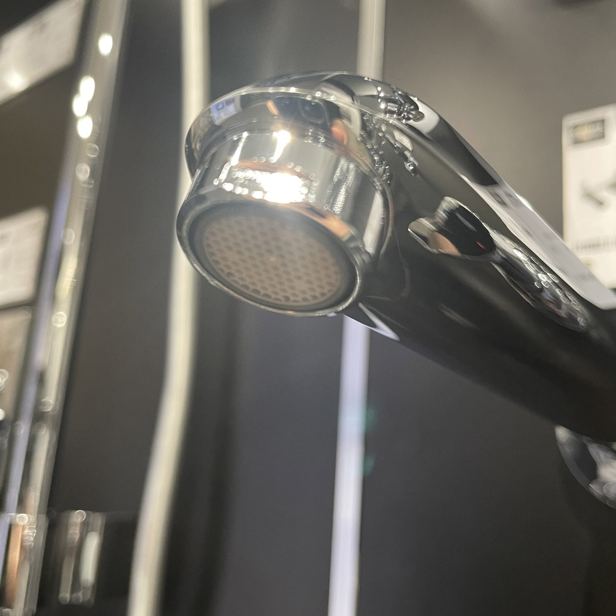 Vòi chậu gắn tường nóng lạnh 2 lỗ Eurodisc Cosmopolitan L-size GROHE 19974002