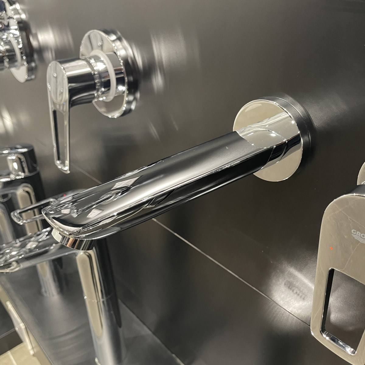 Vòi chậu gắn tường nóng lạnh 2 lỗ BauLoop GROHE 20289001