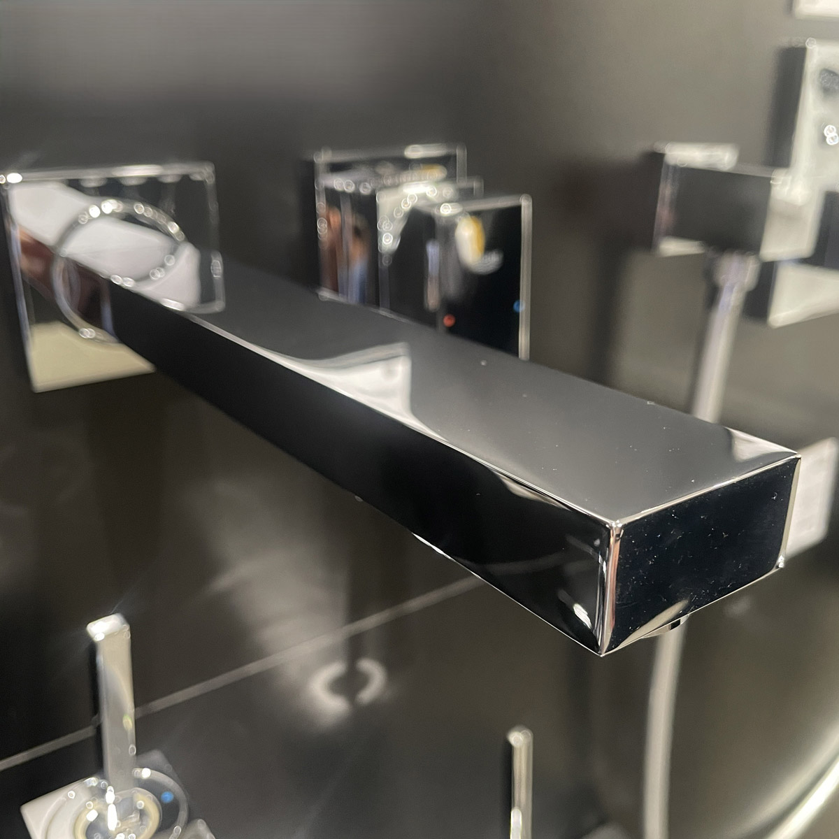 Vòi chậu nóng lạnh gắn tường 2 lỗ Eurocube GROHE 23447000