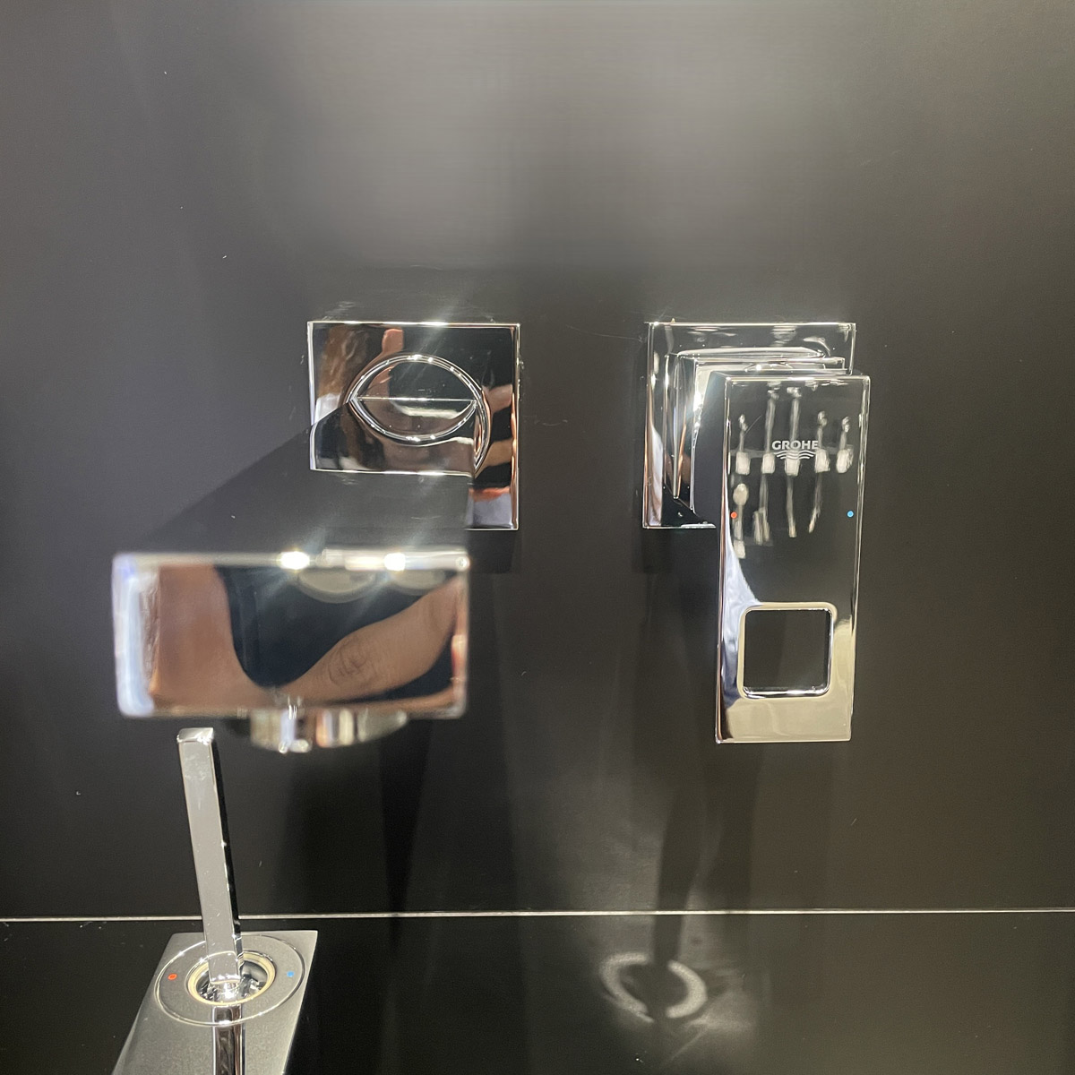 Vòi chậu nóng lạnh gắn tường 2 lỗ Eurocube GROHE 23447000