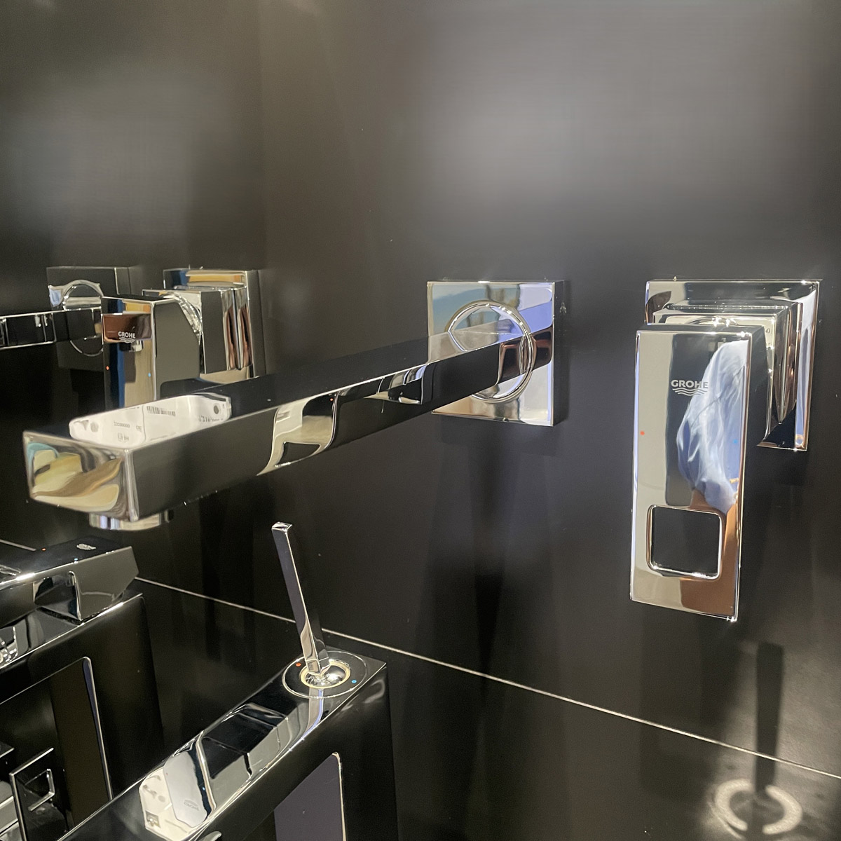 Vòi chậu nóng lạnh gắn tường 2 lỗ Eurocube GROHE 23447000