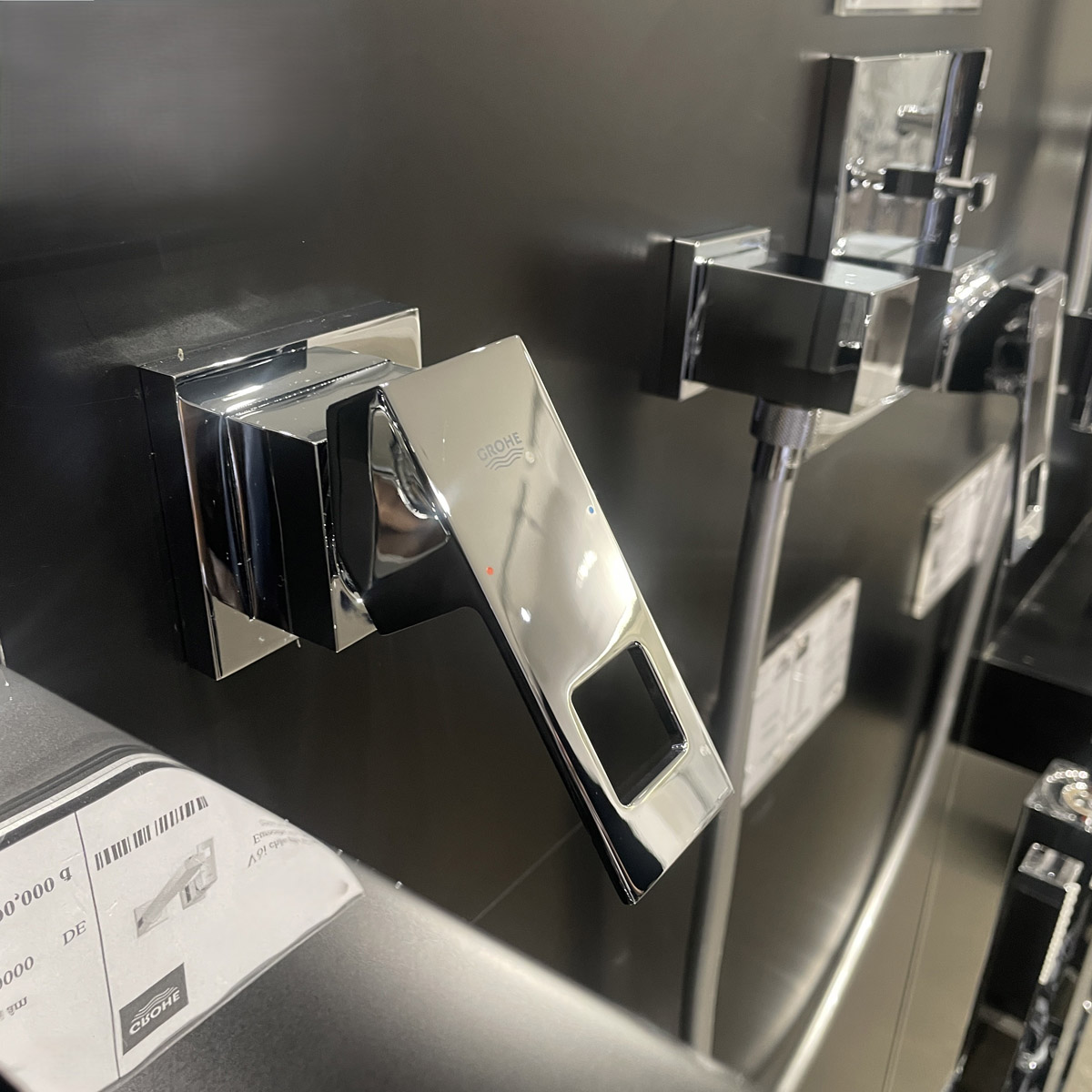 Vòi chậu nóng lạnh gắn tường 2 lỗ Eurocube GROHE 23447000