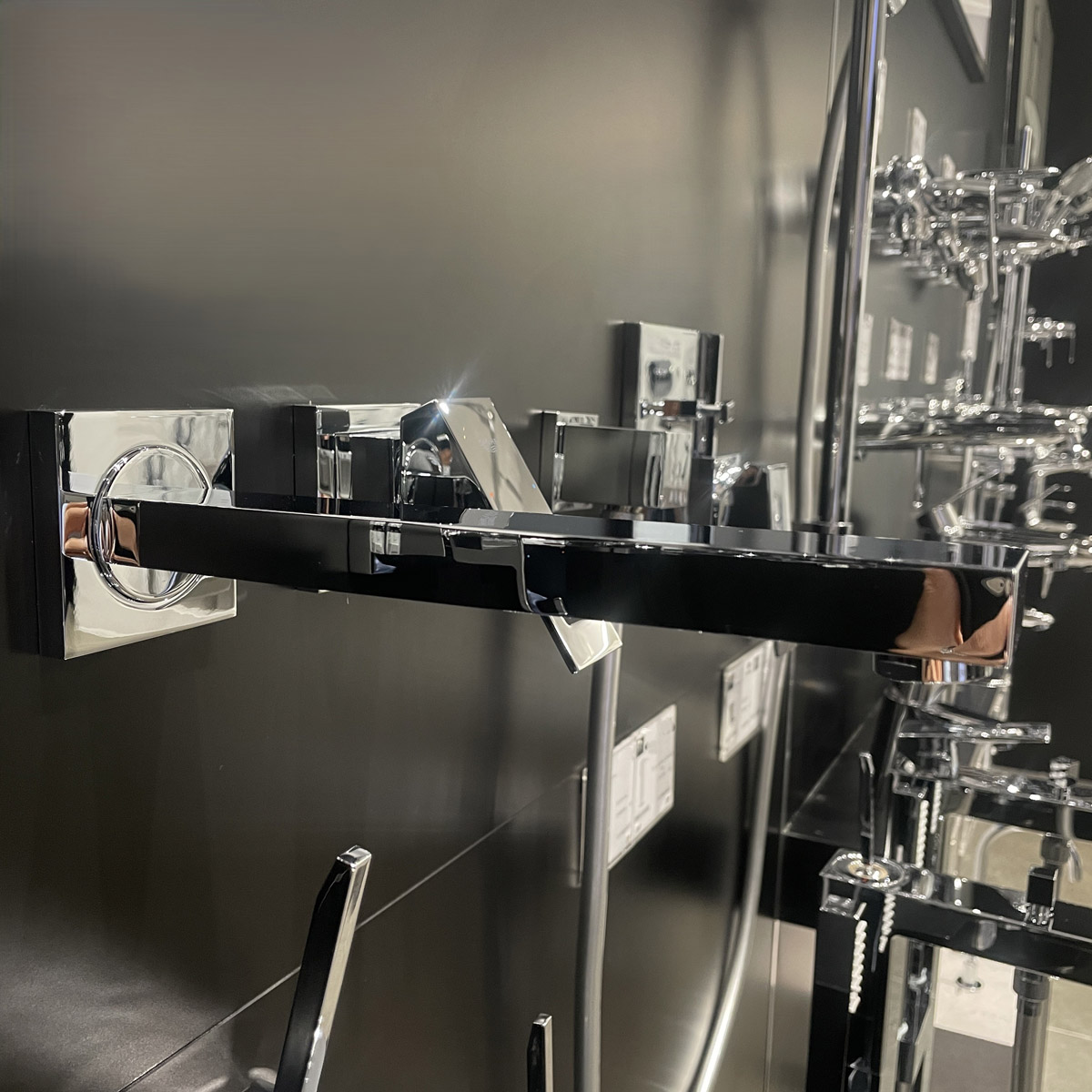 Vòi chậu nóng lạnh gắn tường 2 lỗ Eurocube GROHE 23447000