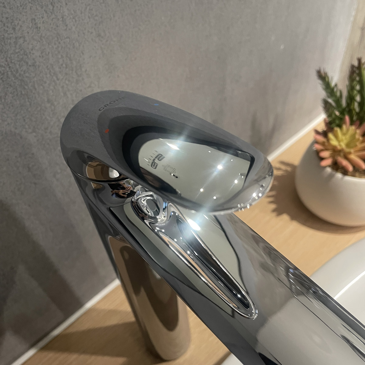 Vòi chậu nóng lạnh Eurostyle Solid XL-size GROHE 23719003