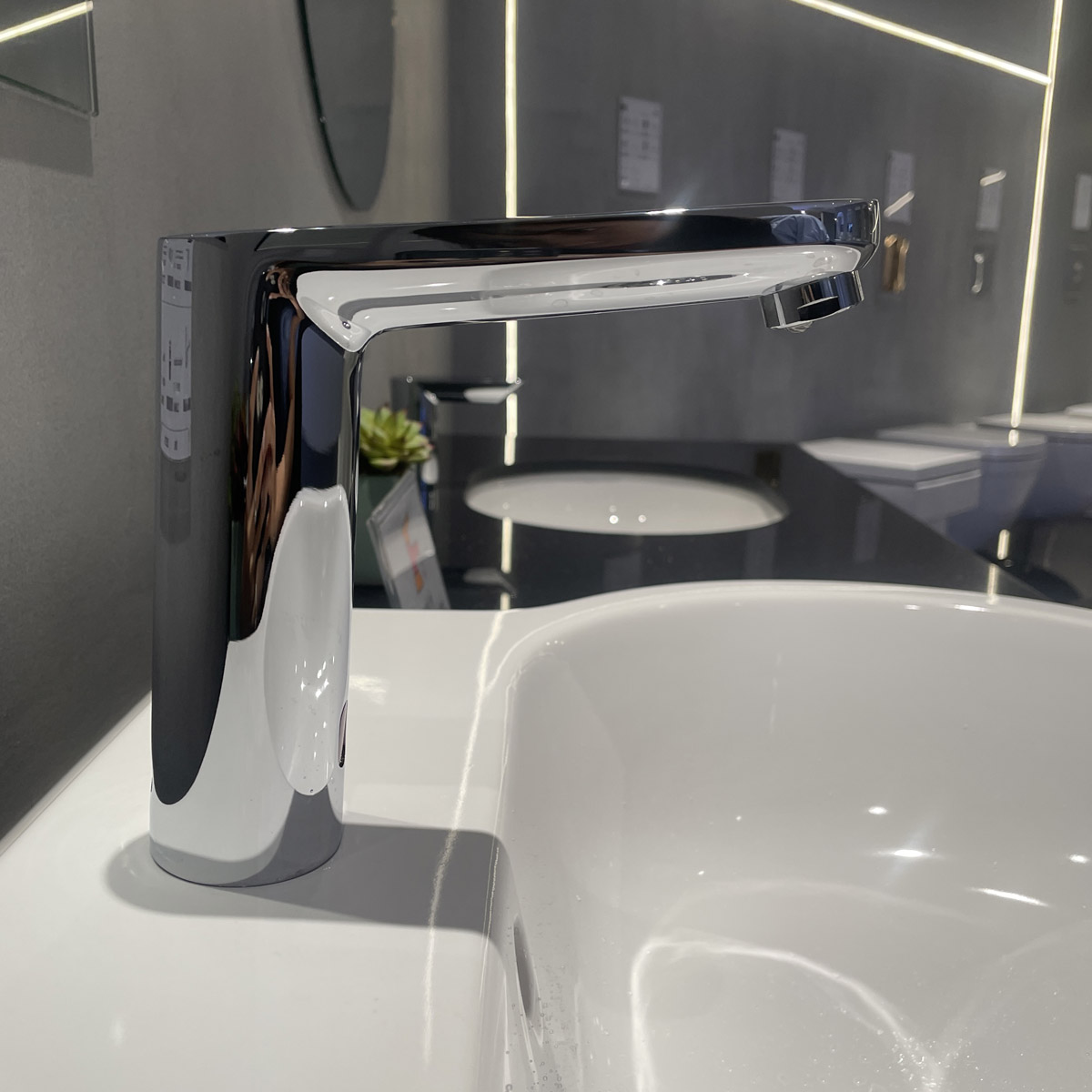 Vòi chậu cảm ứng nhiệt độ dùng pin Eurosmart Cosmopolitan E GROHE 36422000