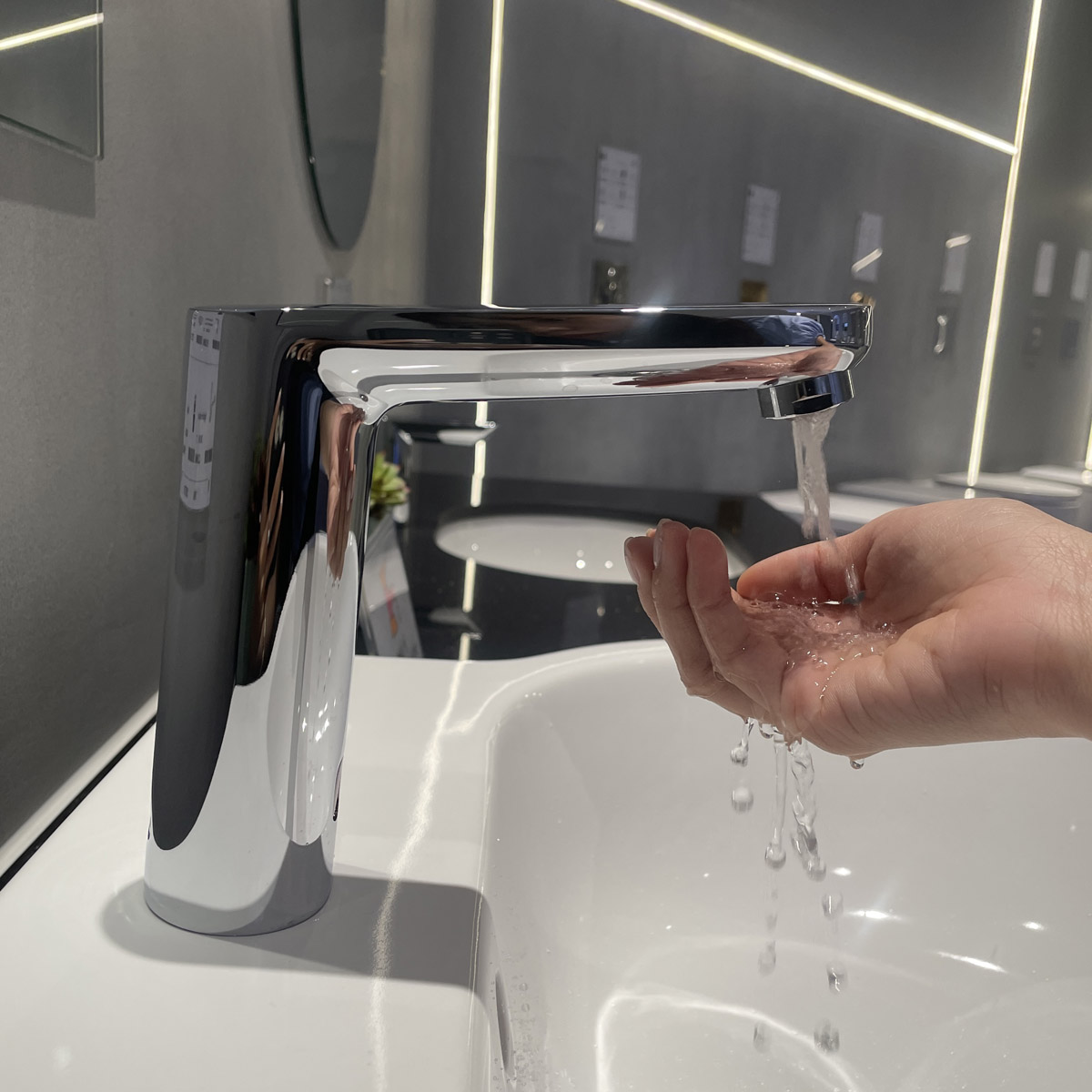 Vòi chậu cảm ứng nhiệt độ dùng pin Eurosmart Cosmopolitan E GROHE 36422000