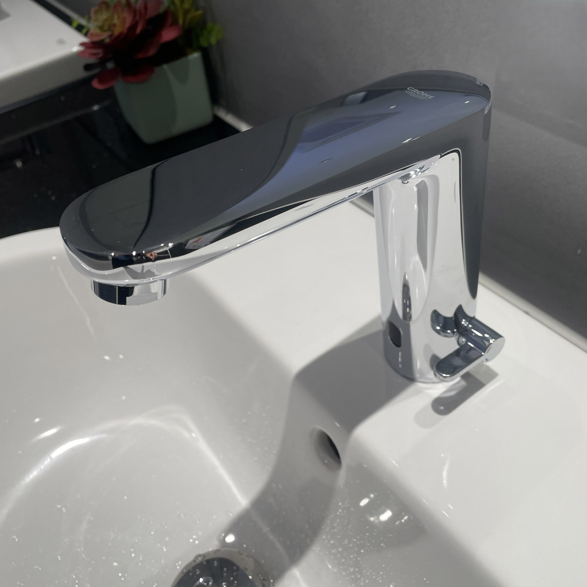 Vòi chậu cảm ứng nhiệt độ dùng pin Eurosmart Cosmopolitan E GROHE 36422000