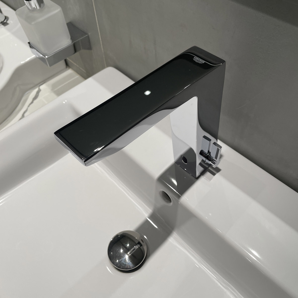 Vòi chậu nóng lạnh cảm ứng dùng pin Eurocube E GROHE 36441000