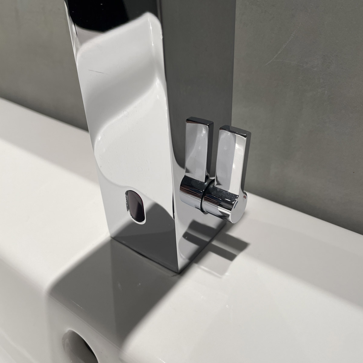 Vòi chậu nóng lạnh cảm ứng dùng pin Eurocube E GROHE 36441000