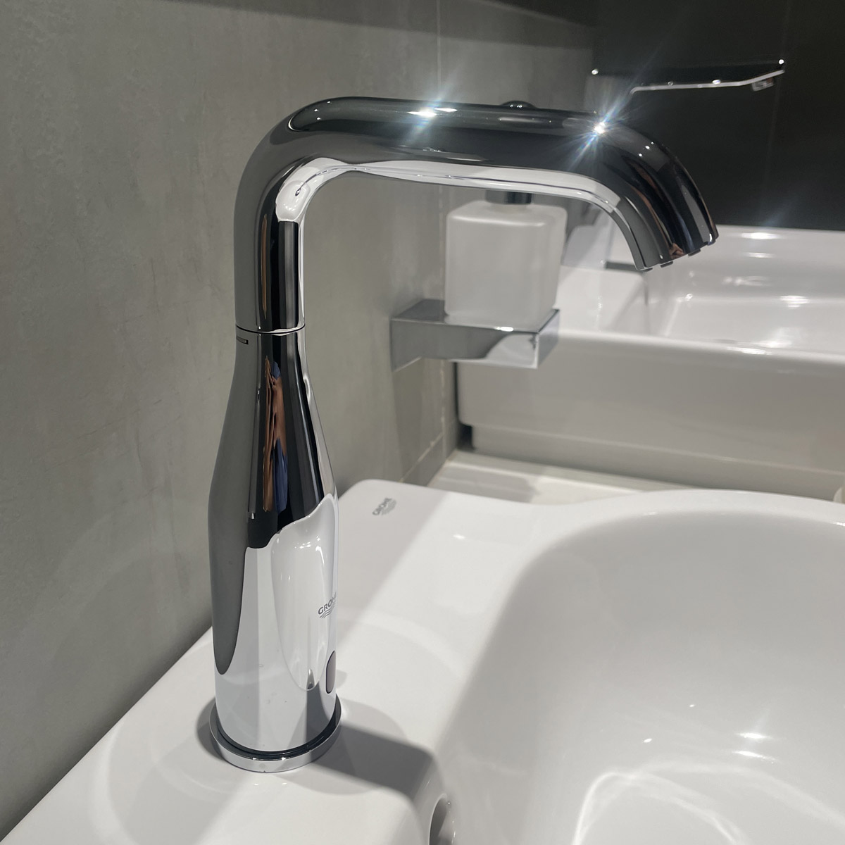 Vòi chậu nóng lạnh cảm ứng dùng pin Eurocube E GROHE 36445000