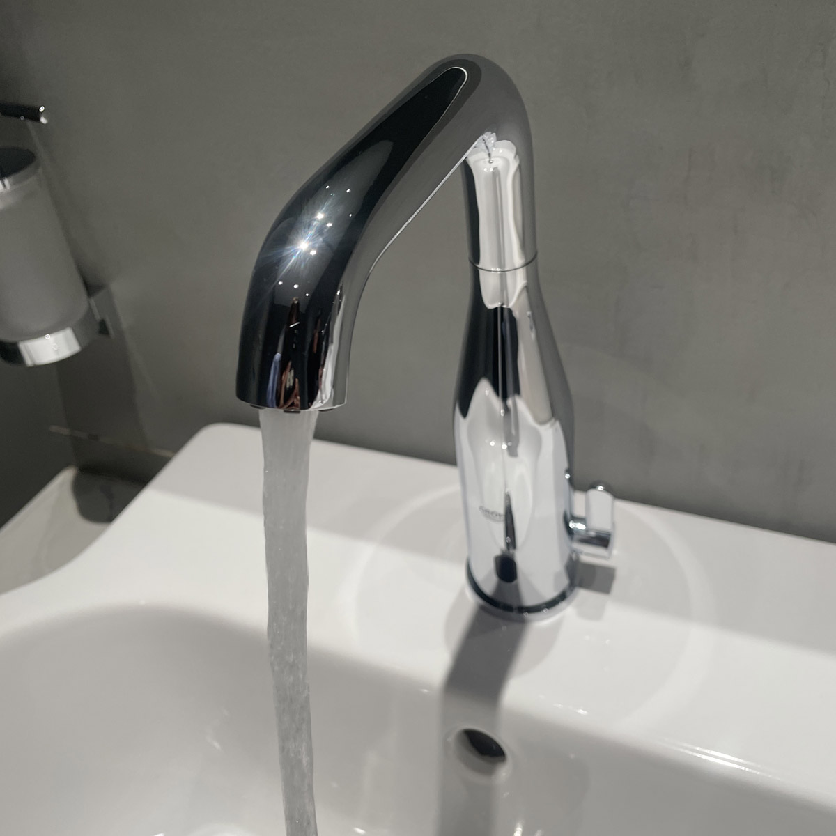 Vòi chậu nóng lạnh cảm ứng dùng pin Eurocube E GROHE 36445000