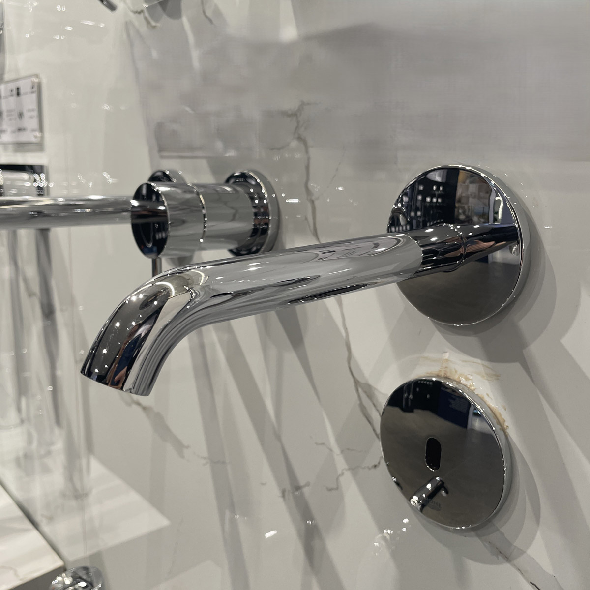 Vòi chậu cảm ứng gắn tường dùng pin Essence E GROHE 36447000