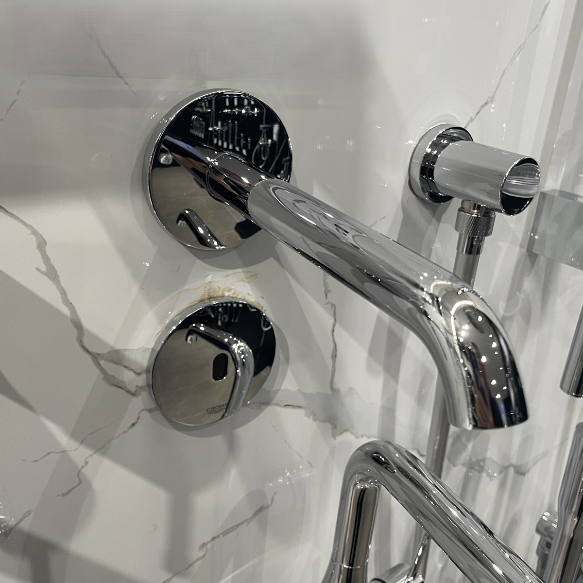 Vòi chậu cảm ứng gắn tường dùng pin Essence E GROHE 36447000