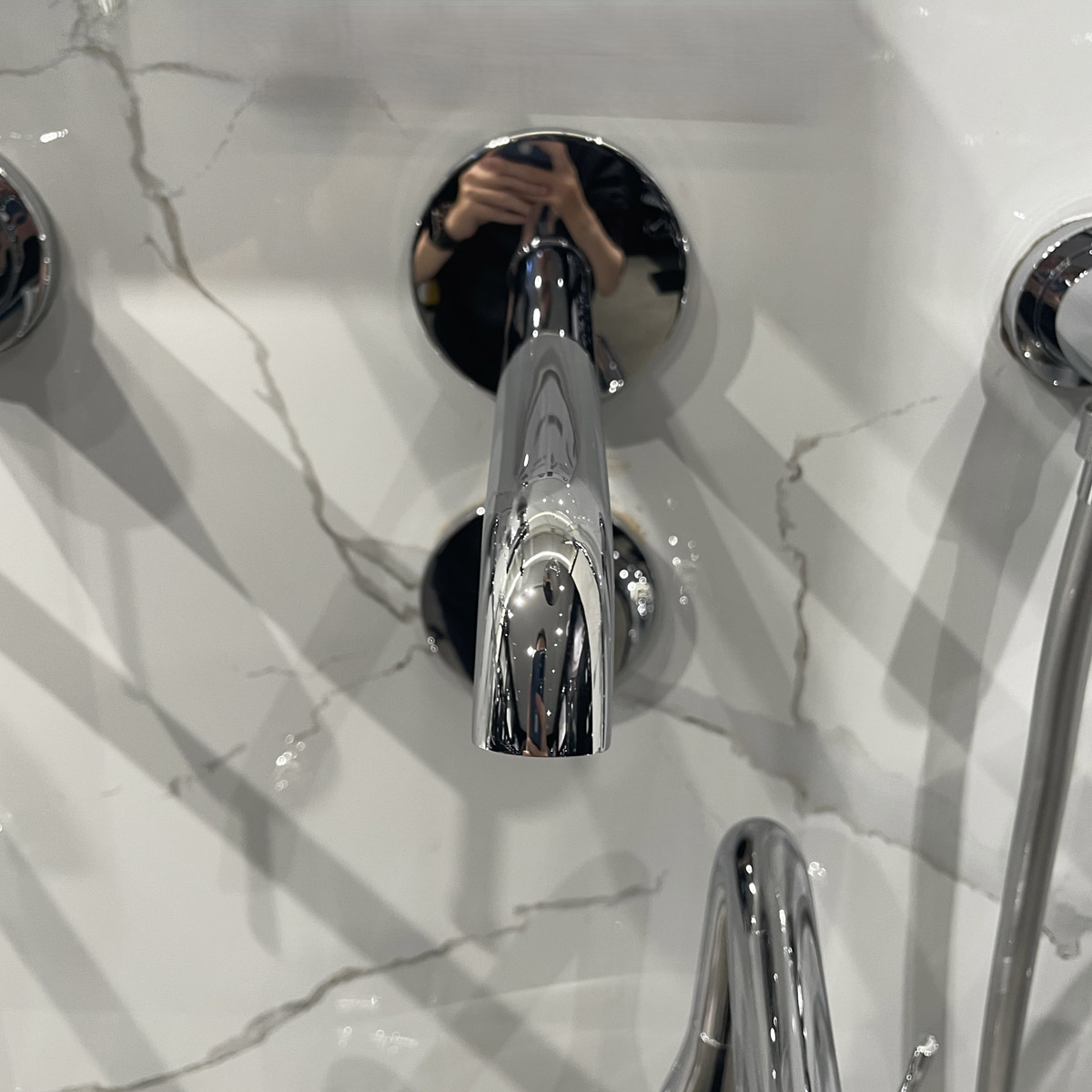 Vòi chậu cảm ứng gắn tường dùng pin Essence E GROHE 36447000