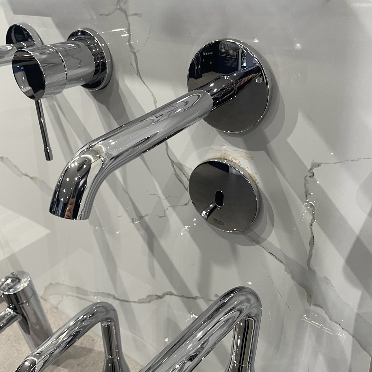 Vòi chậu cảm ứng gắn tường dùng pin Essence E GROHE 36447000